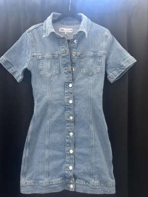 Jeansklänning från Zara - jeansklänning från Zara stl S