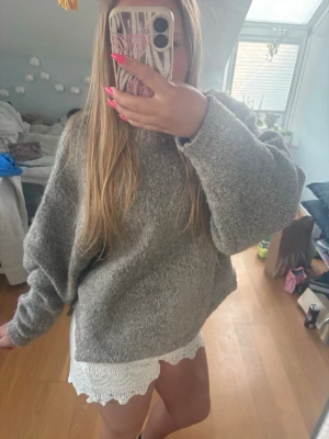Vita spetsiga shorts med volangkant - Vita shorts med snygga spetsdetaljer och volangkant. Shortsen är mid/highways men kan vikas ner. Ganska stora runt midjan!                          Om du undrar något är det bara att fråga!💕
