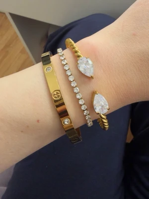 3 snygga armband i paket - Armbanden är tillverkade av rostfritt stål och pläterat med 18kguld 