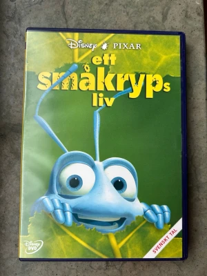 Ett småkryps liv dvd - DVD-film "Ett småkryps liv" från Disney Pixar. Filmen har svenskt tal och är textad på franska, italienska och holländska. Speltid 91 minuter. Från 7 år.  Finns på språk: Svenska, Finska, Franska, Engelska, Italienska, Holländska   OBS!! skivorna är begagnade så det kan förekomma repor/hairlines på skivorna, men då jag kollar igenom alla filmer jag säljer garanterar jag att alla funkar felfritt om inget annat står! :) 