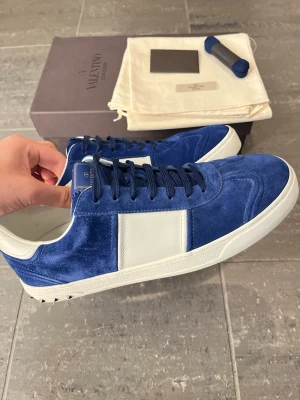 Royal blue Valentino flycrew nya - Skorna är endast använda ett fåtal gånger- iprincip helt nya. Storlek 43 kan passa 44. Självklart äkta! Saknas 2 nitar. Medföljer Box, dustbags, valentino kort och extra snören. Inga skambud - snabba affärer🤝