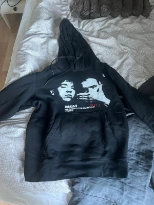 Svart hoodie M&M Tour Part 2 - Svart hoodie med stor huva, tryck med Marcus och Martinus på framsidan och deras tour på baksidan💓är i storlek M men sitter bra på mig som är S💓 perfekt till dig som gillar Marcus och Martinus💓💓