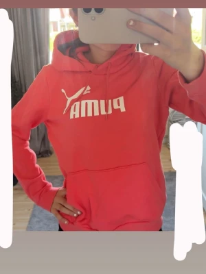 Colar/rosa Puma hoodie - Liten för sin stolek, sjukt skönt matrial🫰🏻 pris kan diskuteras!!!