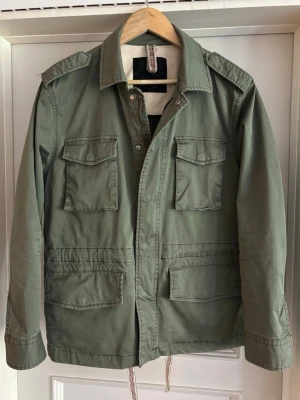 Militär overshirt - Säljer denna as feta overshirten. Ända skadan är en knapp som lossnat på höger ficka nere (se sista bilden). Overshirten är köpt på Sardinien för omkring 2000kr.