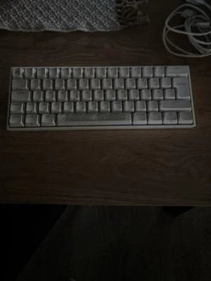 Vit corsair tagentbord  - Säljer ett vitt corsair tangentbord med kompakt layout och mekaniska tangenter. Perfekt för dig som vill ha ett smidigt och stilrent tangentbord till datorn. Höljet är i plast och tangenternas form är klassiskt fyrkantiga.