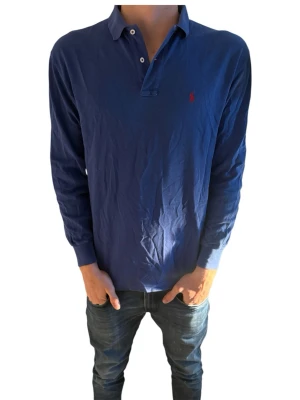 Ralph Lauren piké  - Säljer nu en Ralph Lauren långärmad piké. Jätte fint skick. Jag på bilden är 185cm lång. Hör av er vid frågor eller funderingar!✌️