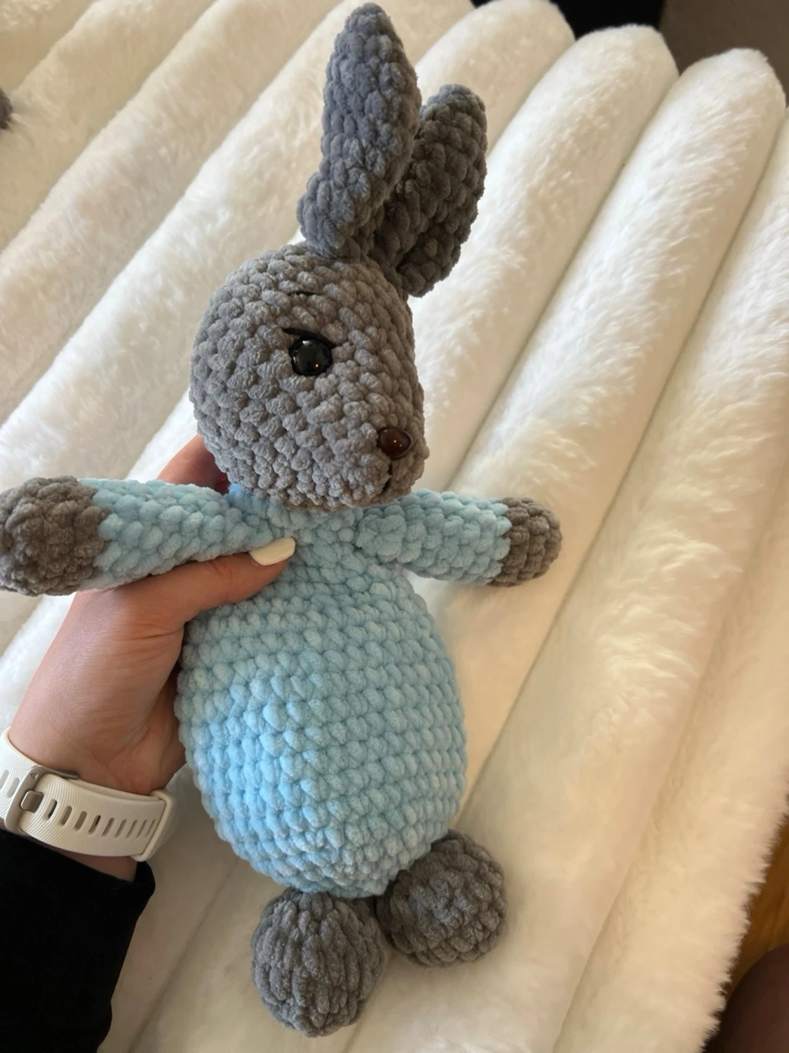 Grå kanin snuggle med baby blå klädsel - 1