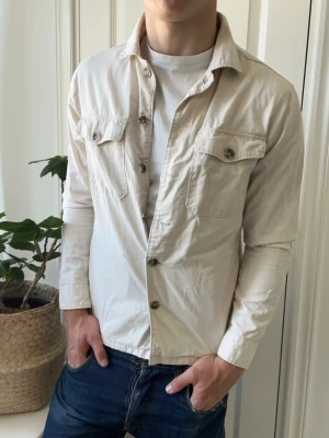 East west overshirt - East west overshirt, Inga defekter förutom några lösa trådar i änden! Modellen i bilderna är 180 cm 75 kg och bär Storlek S , Kom med frågor! 🌟 (Kan gå ned i pris vid köp av paket 😉) 