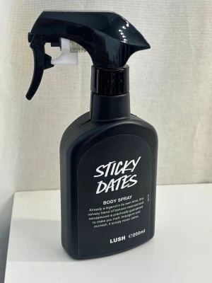 Stickydates Lush - Bästsäljaren Sticky dates bodyspray från Lush 🫶🏼Kommer inte till användning 