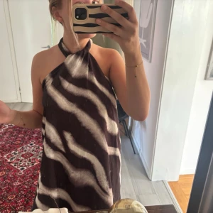 Somrig klänning  - Jättesöt sommar klänning ifrån H&M i superbra skick❣️