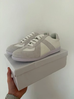 Maison Margiela Gats - Säljer dessa schyssta skor från Maison Margiela. Storlek 44, säljes då dem tyvärr var för små. Pris 1699kr kan gå ner lite vid snabb affär! Tveka inte på att höra av dig om du har frågor mvh OWRESELL