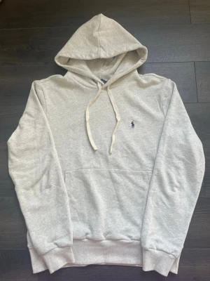 Grå hoodie från Polo Ralph Lauren - Helt ny hoodie från Ralph Lauren. Ny pris 2200kr+ priset är inte fast! Storlek M men passar S 