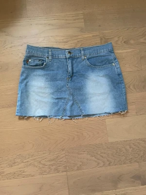 Snygg blå jeanskjol - Snygg blå jeanskjol från aus jeans. Står inte storleken men midjemåttet är 38🩷
