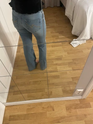 Nelly jeans  - Säljer ett par ljusblå bootcut jeans från Nelly i stl 36 med snygga detaljer på bakfickorna. Jeansen har normal midja och klassisk femficksdesign. Perfekta för en avslappnad och trendig look. Använda 1 gång helt nya utan lappen köppta för 700kr
