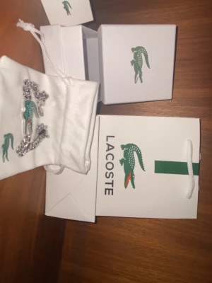 Lacoste armband - Den är oanvänd, går att juster storlek. Prutning vid snabbaffär. Kontakta gärna vid mer info