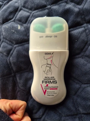 SIDAILA Roller Massage Firming Essence - Praktisk roller massage-apparat från SIDAILA med firming essence cream för ansikte och nacke. Vit plastbehållare med grön roller, tydlig ON/OFF-knapp och ergonomisk form. Innehåller 100g och är enkel att använda för massage och hudvård.