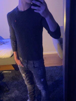 Svart Morris tröja - ⚜️Ny svart Morris tröja med o-neck krage ⚜️        📏 Xl Barn = Xs Vuxen (ca 163=167) 📏              👱🏼Modellen är 170 och 62kg 👱🏼