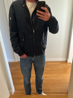 Mörkblå bomberjacka från J.Lindeberg - Mörkblå vårjacka ifrån J.Lindberg : XL med sitter som L : Bara att höra av sig ifall man är intresserad : Pris kan förhandlas