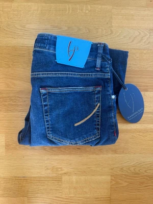 Handpicked jeans - Helt nya, aldrig använda med alla tillbehör. | Otroligt snygg tvätt och patch samt vid fickan. | Nypris på 4000.
