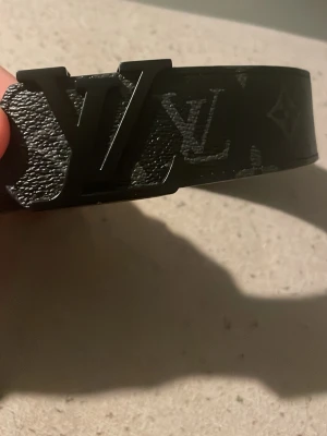 Svart bälte  - Svart monogram bälte !!! Pris kan diskuteras !!!