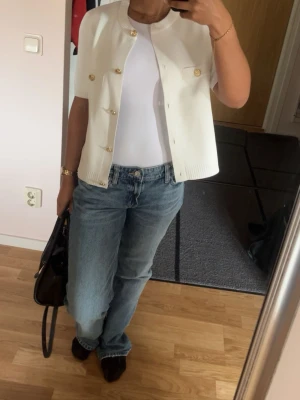 ZARA Blå raka jeans med låg midja  - Säljer ett par klassiska blå jeans med rak passform och låg midjs från Zara! Inga defekter alls nästan som ny 