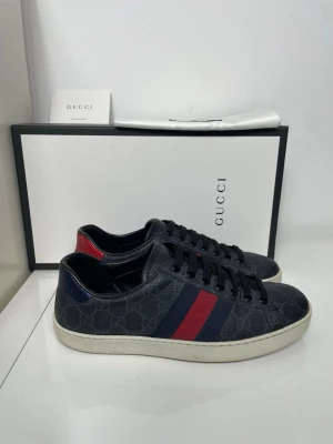 Gucci Ace Skor  - Säljer nu dessa Gucci Ace Skor i uk 10,5 som motsvarar 44,5, skriv för fler bilder/frågor🙌🏼