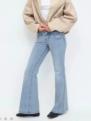 Low flare jeans - Snygga ljusblå flare jeans med låg midja. Använda ett fåtal gånger. Bilderna är lånade, är 160cm och de sitter perfekt på mig