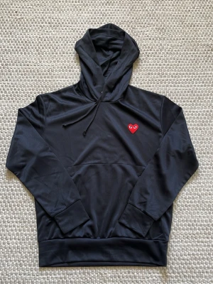 Svart Cdg Hoodie - Svart hoodie med huva från Comme des Garçons Play | Storlek M men passar S | Bara att höra av sig vid frågor🙏