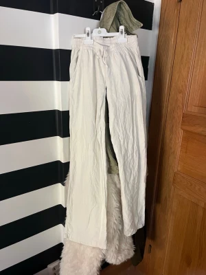 Beiga linnebyxor med resårmidja - Snygga linnebyxor från Lindex men är sydda lågmidjade. Str är EUR 152 men är stora i str brukar ha Xs i vanliga fall och dem passar bra.💕 
