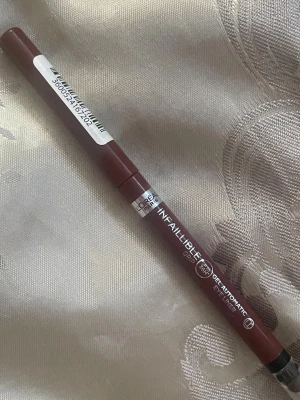 L'Oréal Infaillible Gel Eyeliner 013 velvet bordeaux  / vinröd färg - L'Oréal Infaillible Grip Gel Automatic Eyeliner i en snygg brun nyans. Pennan har automatisk funktion och gel-formula som ger intensiv färg och lång hållbarhet. Perfekt för att skapa skarpa eller mjuka linjer runt ögonen. Testad ‼️