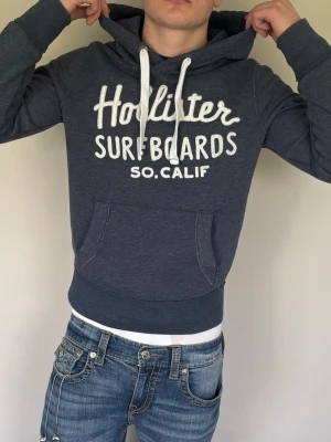 Hollister hoodie - Snygg hollister hoodie i bra kvalité, storlek S, inga skador  Skriv vid fler frågor och funderingar