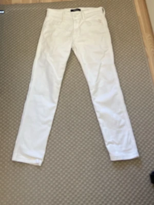 Vita Replay jeans slim fit - OVANLIGA** snygga vita jeans från Replay med klassisk femficksdesign och slim fit. Byxorna har en rak siluett och är tillverkade i mjukt jeanstyg med stretch för extra komfort. Perfekta för dig som gillar stilrena och fräscha looks.