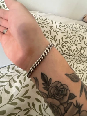 Silverfärgat kedjearmband - Snyggt armband i silverfärg med kedjelänk-design. Armbandet har en stilren och tidlös look som passar till många olika stilar. Perfekt accessoar för att lyfta din outfit.