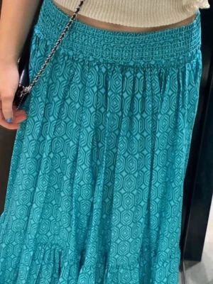 Turkos mönstrad volngkjol ZARA  - Säljer denna trendiga ZARA maxi kjolen i turkos mönstrad färg. Storlek S. Bra stretch i midjan med reså material. Volang. Är 163cm på bilden. Kjolen passar typ alla då den kan sitta både hög/lågmidjat. Skit snygg till sommaren, säljs inte längre!! Pris kan diskuteras xx