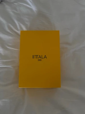 littala vinglas  - Helt nya littala vitvinsglas, två stycken 33 cl. Köpta för 469kr, säljer pga att jag köpt andra glas och dessa tyvärr inte kommer få plats. Paketet kommer förpackas väl för att hålla glasen skyddade under frakt.