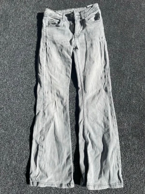 Ljusgrå bootcut jeans  - Fina jeans  i storlek 134 Fint skick! 