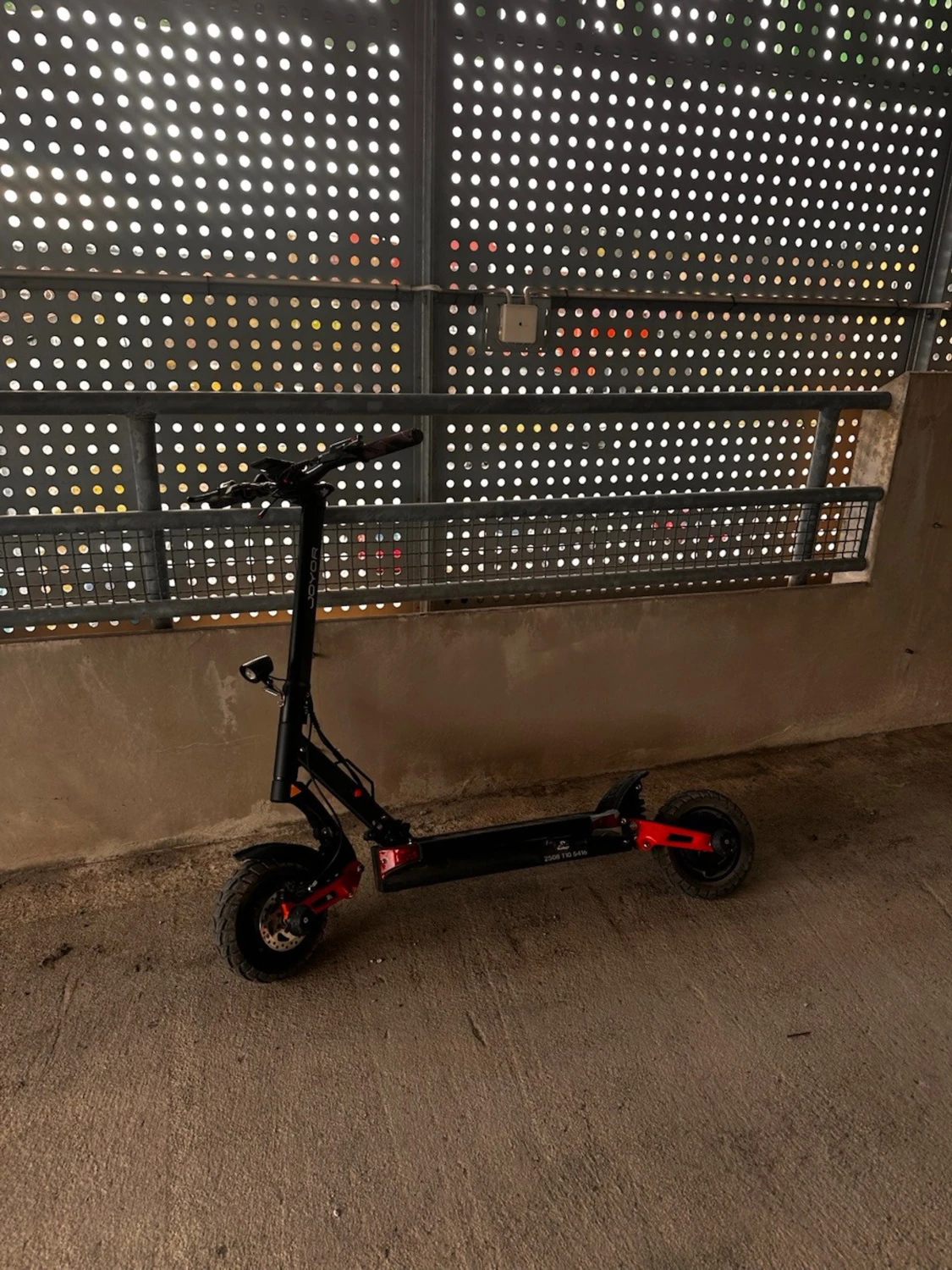 Svart el-scooter Joyor t10 - 4