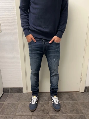 Jack&Jones jeans - Feta jeans från Jack&Jones. Mycket bra skick. Modell: Skinny/Liam. Modellen är 173cm, 64kg. Pris kan diskuteras!!!