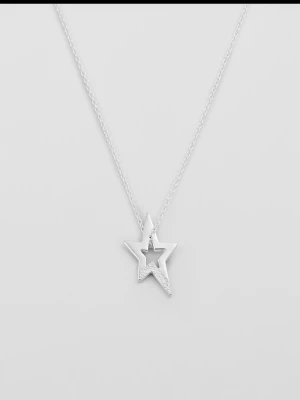 Silverfärgat halsband med stjärnhänge - Säljer ett silvrigt halsband från Syster P, nypris 799 kr.