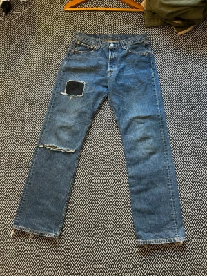 Levis jeans - Raka jeans från Levis. Nice tvätt och har snygga slitningar på benet, och längst ner. Det går att klippa bort trådarna om man tycker att det är fult. Storlek 32/32 men är mer som 30/32. Skriv om du har frågor eller vill diskutera priset(: