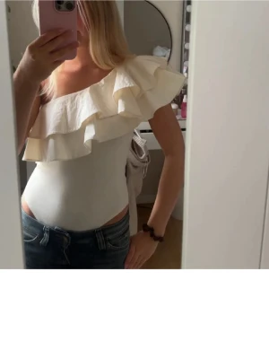 Volangbody - Sååå snygg body från zara i storlek S!!😇😇😇
