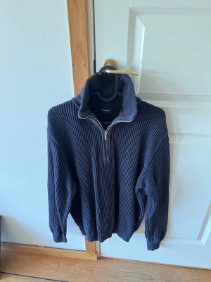 Halfzip tröja Boomerang - Mörkblå stickad Halfzip tröja från Boomerang i fint skick! Storlek L men sitter som M