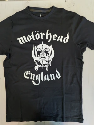 Motörhead t-shirt storlek Smal  - Helt oanvänd svart t-shirt med tryck Storlek: Smal 100% bomull Screentryckt 
