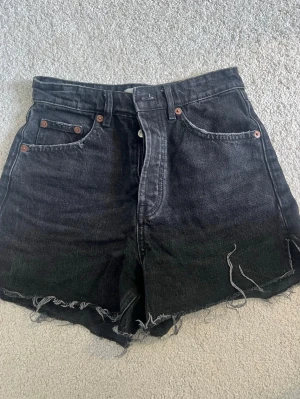 Svarta jeansshorts  - Ett par snygga svarta jeansshorts med slitningar nedtill🩷