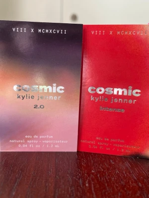 Kylie Jenner Cosmic parfymer - Har testats 1-2 gånger. Originellt 1,2 ml i vardera flaska. Cosmic 2.0 och Cosmic intense!
