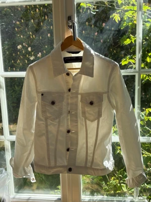 Jacob Cohen denim jacka - Säljer nu denna nästintill nya Jacob Cohen denim jackan/overshirten. Mycket svårhittad och exklusiv modell. Nypris ligger på runt 7500kr. Tillverkad i Italien.