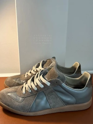 Maison Margiela Gats Grå, EU 43 - Säljer dessa enormt snygga Maison Margiela Gats som är perfekta inför sommaren och hösten ☀️ ⛅️. Skorna har använts sparsamt och är i bra skick.               Vid köp så skickas skorna tillsammans med originallådan och dustbagsen 👌.                Kan tänka mig gå ner lite i pris vid ett snabbt köp.