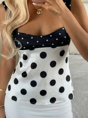 Prickig blus - Prickig och somrig blus, använd en gång och kommer inte till användning, knyt i ryggen🌸