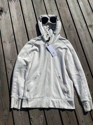 C.P company zip - Tjena! Säljer en zip hoodie från C.P company i nyskick. Taggs och kvitto finns. Storleken är XS men kan även passa S. Finns scan i tröjan som också kan använda för att autentisera den. Skriv om det finns frågor och priset är inte hugget i sten🥂