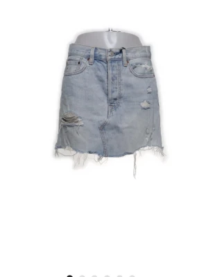 Levis jeanskjol - As snygg. Str 27 ish S . Lite slitningar o perfekt längd